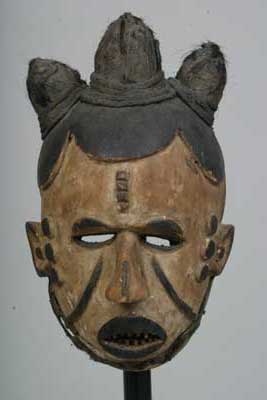 Igbo(masque), d`afrique : Nigéria, statuette Igbo(masque), masque ancien africain Igbo(masque), art du Nigéria - Art Africain, collection privées Belgique. Statue africaine de la tribu des Igbo(masque), provenant du Nigéria, 210/731.Masque de mascarade Igbo,plutôt masculin,la coiffure avec trois coques et un visage sombre,mystérieux,laid,surgargé de substances à vertus magiques;1ère moitié du 20eme sc.(Nafaya)
. art,culture,masque,statue,statuette,pot,ivoire,exposition,expo,masque original,masques,statues,statuettes,pots,expositions,expo,masques originaux,collectionneur d`art,art africain,culture africaine,masque africain,statue africaine,statuette africaine,pot africain,ivoire africain,exposition africain,expo africain,masque origina africainl,masques africains,statues africaines,statuettes africaines,pots africains,expositions africaines,expo africaines,masques originaux  africains,collectionneur d`art africain