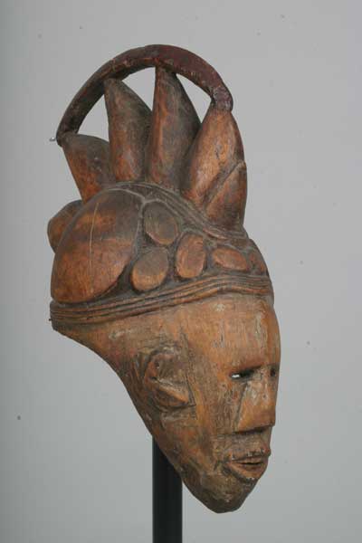 Igbo(masque), d`afrique : Nigéria, statuette Igbo(masque), masque ancien africain Igbo(masque), art du Nigéria - Art Africain, collection privées Belgique. Statue africaine de la tribu des Igbo(masque), provenant du Nigéria, 212/732.Masque igbo h.46cm.très vieille patine intérieure et extérieure.La peinture a été gratée,à l