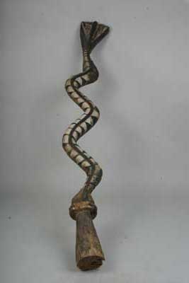 Baga (serpent), d`afrique : Guinée., statuette Baga (serpent), masque ancien africain Baga (serpent), art du Guinée. - Art Africain, collection privées Belgique. Statue africaine de la tribu des Baga (serpent), provenant du Guinée., 236/745.grand cimier Bansonyi ou a-mansho-na
-tshol.H.220cm.bois polychrome(blanc et noir)Ce serpent  à forme ondulée en train de monter à la verticale,est orné de motifs géométriques formé de triangles blancs et noirs.Ce cimier représente l
