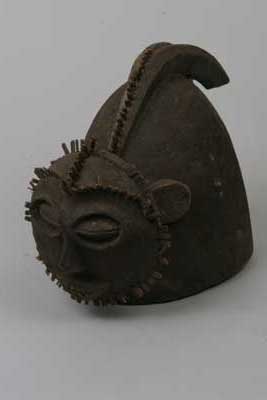 Mambila (masque), d`afrique : cameroun, statuette Mambila (masque), masque ancien africain Mambila (masque), art du cameroun - Art Africain, collection privées Belgique. Statue africaine de la tribu des Mambila (masque), provenant du cameroun, 430/840.Masques heaume H.29cm.long.35cm.;en forme de tête humaine stylisée.IL est porté par un homme,suivi par des danseurs aux masques de chien ou de pie,et ce pour célébrer la fin de la saison des semailles.
La facade du masque est sculpté d