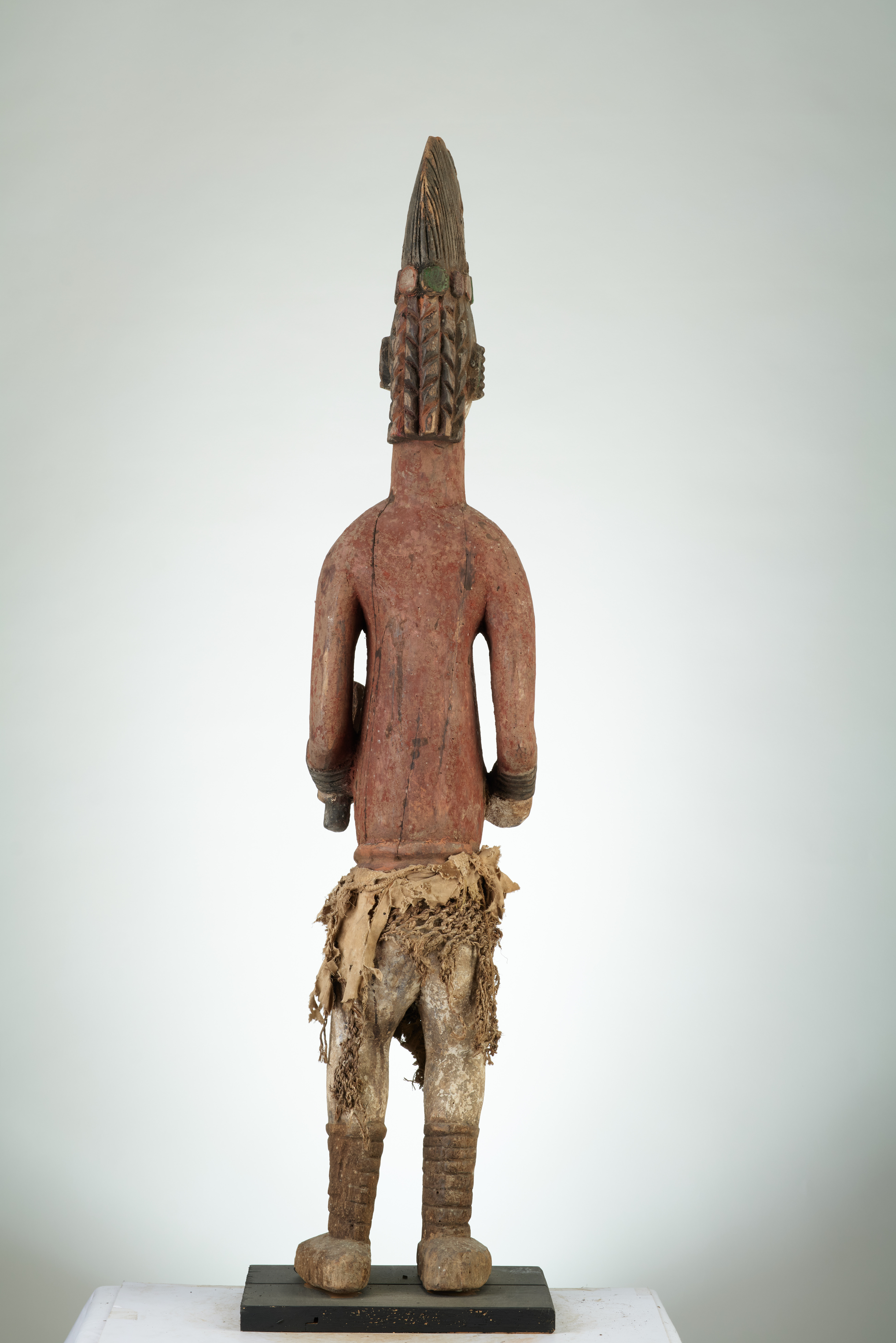 igbo (statue ), d`afrique : Nigéria, statuette igbo (statue ), masque ancien africain igbo (statue ), art du Nigéria - Art Africain, collection privées Belgique. Statue africaine de la tribu des igbo (statue ), provenant du Nigéria, 485/534.Un couple de statues Igbo homme et femme, debout,H.108cm et 101cm.;incarnant les nombreux Dieux des Igbo,reliés aux ancêtres,et qui sont regroupées par famille symboliques dans des cases spéciales où elles sont révérées. Elles sont sorties durant les festivités annuelles et portées en parade à travers le village.Appellées ALUSI.Ces statues étaient sculptées par les hommes et régulièrement repeintes par les femmes.Içi la statue porte une coiffe élaborée (en mitre)avec une glace miroir de chaque côté,des cheveux en tresses.Le visage blanc et noir.La statue est peinte en rouge et porte des scarifications, descendant de la gorge sur le ventre,les mains et les jambes sont également blancs.Elles portent des bracelets autour des bras et des jambes et une ceinture autour des hanches.Début du 20eme sc.;bois léger, peint en rouge,blanc, noir bleu et jaune,tissu en fibres tressées
(Col.pères blanc Soleau à Paris.)

IGBO ALUSI beeld 19de eeuw -begin 20ste eeuw( col witte paters Parijs) zie ook n° 224 en 230. art,culture,masque,statue,statuette,pot,ivoire,exposition,expo,masque original,masques,statues,statuettes,pots,expositions,expo,masques originaux,collectionneur d`art,art africain,culture africaine,masque africain,statue africaine,statuette africaine,pot africain,ivoire africain,exposition africain,expo africain,masque origina africainl,masques africains,statues africaines,statuettes africaines,pots africains,expositions africaines,expo africaines,masques originaux  africains,collectionneur d`art africain