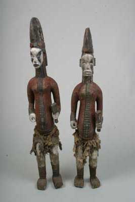 igbo (statue ), d`afrique : Nigéria, statuette igbo (statue ), masque ancien africain igbo (statue ), art du Nigéria - Art Africain, collection privées Belgique. Statue africaine de la tribu des igbo (statue ), provenant du Nigéria, 485/534.Un couple de statues Igbo homme et femme, debout,H.108cm et 101cm.;incarnant les nombreux Dieux des Igbo,reliés aux ancêtres,et qui sont regroupées par famille symboliques dans des cases spéciales où elles sont révérées. Elles sont sorties durant les festivités annuelles et portées en parade à travers le village.Appellées ALUSI.Ces statues étaient sculptées par les hommes et régulièrement repeintes par les femmes.Içi la statue porte une coiffe élaborée (en mitre)avec une glace miroir de chaque côté,des cheveux en tresses.Le visage blanc et noir.La statue est peinte en rouge et porte des scarifications, descendant de la gorge sur le ventre,les mains et les jambes sont également blancs.Elles portent des bracelets autour des bras et des jambes et une ceinture autour des hanches.Début du 20eme sc.;bois léger, peint en rouge,blanc, noir bleu et jaune,tissu en fibres tressées
(Col.pères blanc Soleau à Paris.)

IGBO ALUSI beeld 19de eeuw -begin 20ste eeuw( col witte paters Parijs) zie ook n° 224 en 230. art,culture,masque,statue,statuette,pot,ivoire,exposition,expo,masque original,masques,statues,statuettes,pots,expositions,expo,masques originaux,collectionneur d`art,art africain,culture africaine,masque africain,statue africaine,statuette africaine,pot africain,ivoire africain,exposition africain,expo africain,masque origina africainl,masques africains,statues africaines,statuettes africaines,pots africains,expositions africaines,expo africaines,masques originaux  africains,collectionneur d`art africain