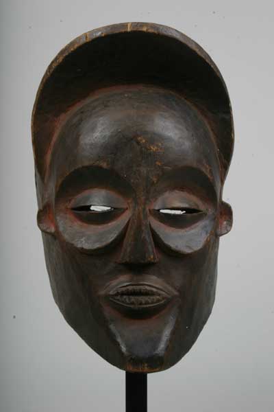 Lwena , Luena(masque), d`afrique : République dém.du Congo, statuette Lwena , Luena(masque), masque ancien africain Lwena , Luena(masque), art du République dém.du Congo - Art Africain, collection privées Belgique. Statue africaine de la tribu des Lwena , Luena(masque), provenant du République dém.du Congo, 523/366 Masque Lwena h.34cm. Ils sont très proche des Tchokwé.IL est utilisé pour les cérémonies d