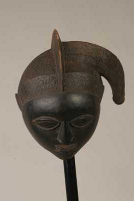 Youruba(masque), d`afrique : Nigéria, statuette Youruba(masque), masque ancien africain Youruba(masque), art du Nigéria - Art Africain, collection privées Belgique. Statue africaine de la tribu des Youruba(masque), provenant du Nigéria, 548/94O.Masque Gélédé h.32cm.se porte au-dessus de la tête comme un masque haume.Le culte gélédé rend hommage au pouvoir des femmes agées et est surtout pratiqué dans les royaumes yorouba occidentaux.La sculpture des masques est souvent très élaborée et surtout très variée avec des représentions d