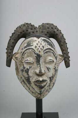 Pounou(masque), d`afrique : Gabon, statuette Pounou(masque), masque ancien africain Pounou(masque), art du Gabon - Art Africain, collection privées Belgique. Statue africaine de la tribu des Pounou(masque), provenant du Gabon, 609/566.Masque Pounou h.35cm.visage blanc,les yeux globuleux,une bouche protubérante,et une coiffure complexe, qui reflète la mode des femmes pounou. Ce 609/566.Masque est porté lors des funérailles  par les initiés de la société 
MOUKOUJI,qui dansent perchés sur des échasses .Il représente le visage d