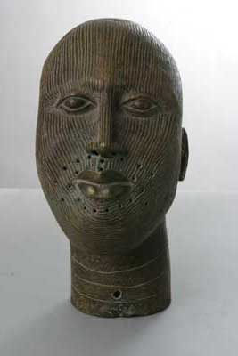  Br. Bénin -  Ifé, d`afrique : Nigéria - IFé, statuette  Br. Bénin -  Ifé, masque ancien africain  Br. Bénin -  Ifé, art du Nigéria - IFé - Art Africain, collection privées Belgique. Statue africaine de la tribu des  Br. Bénin -  Ifé, provenant du Nigéria - IFé, 62O/73.Bronze du Bénin:tête de souverain. Ces têtes étaient probablement faites à la mémoire de chefs religieux,les Onis,ou des hautes personalités de la cité sainte.Elles sont fondues à la cire perdue, et elle est couverte de stries verticales,reproduisant un tatouage particulier.Une série de petits trous  sont percés autour de la bouche et le long de la machoire inférieure et sur le haut de la tête,devant permettre de fixer sur le bronze des colliers,la barbe ,la moustache ou coiffures.Cette tête possède une étonnante beauté,dite classique.Noble, sévère et harmonieuse.17 ou 18eme sc.
. art,culture,masque,statue,statuette,pot,ivoire,exposition,expo,masque original,masques,statues,statuettes,pots,expositions,expo,masques originaux,collectionneur d`art,art africain,culture africaine,masque africain,statue africaine,statuette africaine,pot africain,ivoire africain,exposition africain,expo africain,masque origina africainl,masques africains,statues africaines,statuettes africaines,pots africains,expositions africaines,expo africaines,masques originaux  africains,collectionneur d`art africain