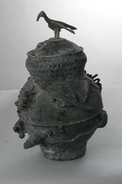 Br.   Youruba - Igbo (vase), d`afrique : Nigéria., statuette Br.   Youruba - Igbo (vase), masque ancien africain Br.   Youruba - Igbo (vase), art du Nigéria. - Art Africain, collection privées Belgique. Statue africaine de la tribu des Br.   Youruba - Igbo (vase), provenant du Nigéria., 733/089 Splendide vase en bronze avec couvercle trouvé dans la région d