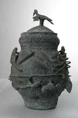 Br.   Youruba - Igbo (vase), d`afrique : Nigéria., statuette Br.   Youruba - Igbo (vase), masque ancien africain Br.   Youruba - Igbo (vase), art du Nigéria. - Art Africain, collection privées Belgique. Statue africaine de la tribu des Br.   Youruba - Igbo (vase), provenant du Nigéria., 733/089 Splendide vase en bronze avec couvercle trouvé dans la région d