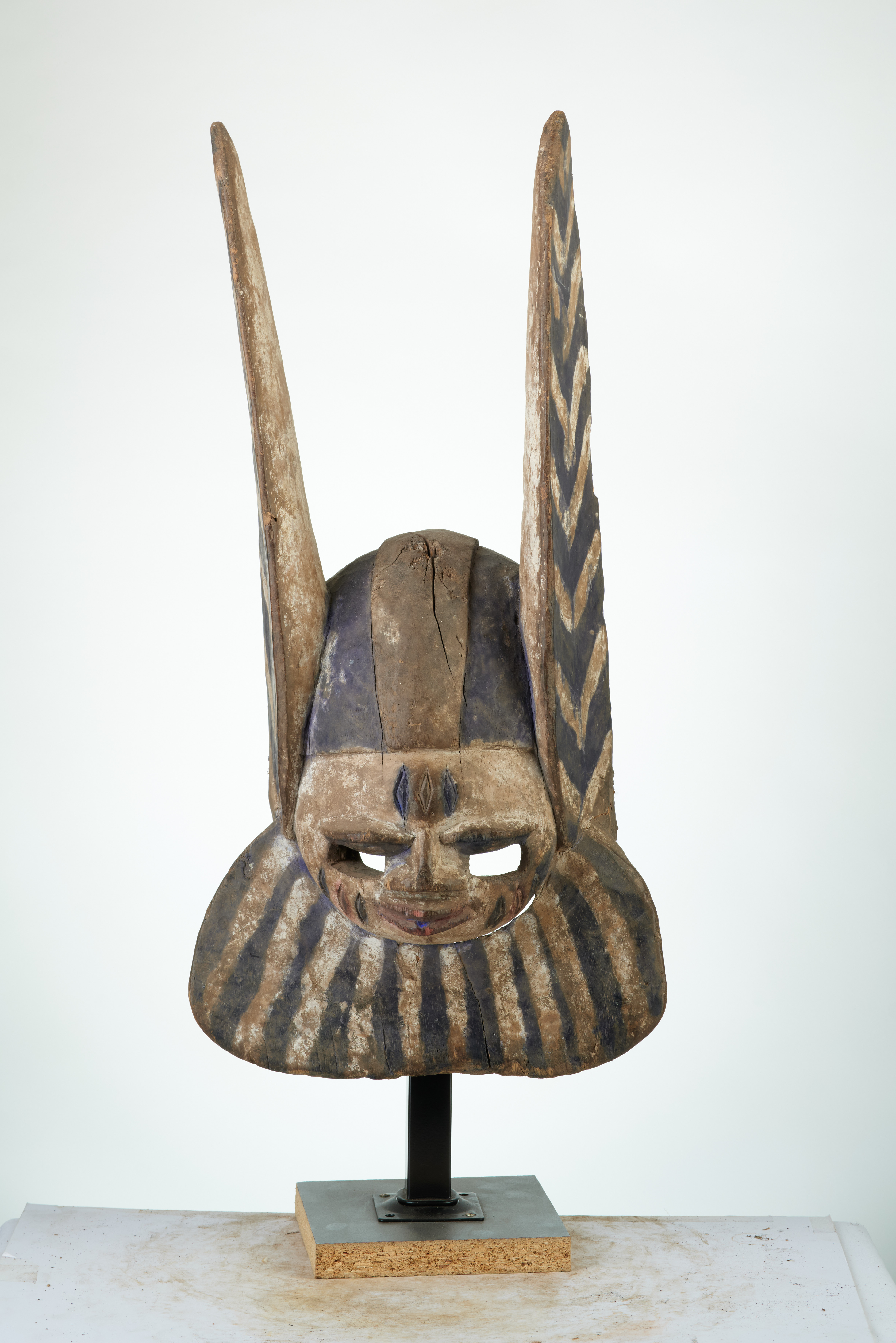 Youruba(masque), d`afrique : Nigéria, statuette Youruba(masque), masque ancien africain Youruba(masque), art du Nigéria - Art Africain, collection privées Belgique. Statue africaine de la tribu des Youruba(masque), provenant du Nigéria, 742/417.Masque OHORI appelé APASA.Il a une face humaine avec une large barbe et deux longues oreilles dressées,qui évoquent Ogun.Il apparait la nuit avec des chants, qui honorent,critiquent ou se moquent de groupes variés au sein de la communauté.  Région nord de Pobe.h.T.52cm.début du 20eme sc.(Nafaya). art,culture,masque,statue,statuette,pot,ivoire,exposition,expo,masque original,masques,statues,statuettes,pots,expositions,expo,masques originaux,collectionneur d`art,art africain,culture africaine,masque africain,statue africaine,statuette africaine,pot africain,ivoire africain,exposition africain,expo africain,masque origina africainl,masques africains,statues africaines,statuettes africaines,pots africains,expositions africaines,expo africaines,masques originaux  africains,collectionneur d`art africain