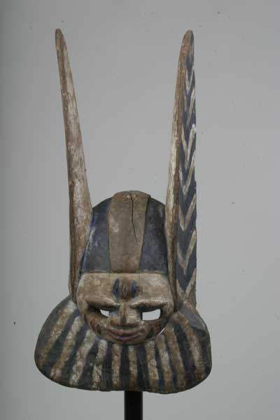 Youruba(masque), d`afrique : Nigéria, statuette Youruba(masque), masque ancien africain Youruba(masque), art du Nigéria - Art Africain, collection privées Belgique. Statue africaine de la tribu des Youruba(masque), provenant du Nigéria, 742/417.Masque OHORI appelé APASA.Il a une face humaine avec une large barbe et deux longues oreilles dressées,qui évoquent Ogun.Il apparait la nuit avec des chants, qui honorent,critiquent ou se moquent de groupes variés au sein de la communauté.  Région nord de Pobe.h.T.52cm.début du 20eme sc.(Nafaya). art,culture,masque,statue,statuette,pot,ivoire,exposition,expo,masque original,masques,statues,statuettes,pots,expositions,expo,masques originaux,collectionneur d`art,art africain,culture africaine,masque africain,statue africaine,statuette africaine,pot africain,ivoire africain,exposition africain,expo africain,masque origina africainl,masques africains,statues africaines,statuettes africaines,pots africains,expositions africaines,expo africaines,masques originaux  africains,collectionneur d`art africain