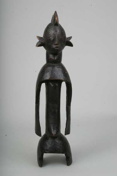 Mumuyé.(statue), d`afrique : Nigéria, statuette Mumuyé.(statue), masque ancien africain Mumuyé.(statue), art du Nigéria - Art Africain, collection privées Belgique. Statue africaine de la tribu des Mumuyé.(statue), provenant du Nigéria, 773.Belle statue Mumuyé h.58cm,appelée iagalagana.Ils ont des traits allongés,géné
ralement des grandes oreilles.ils ont des rôles divinatoires .Elles permettent d