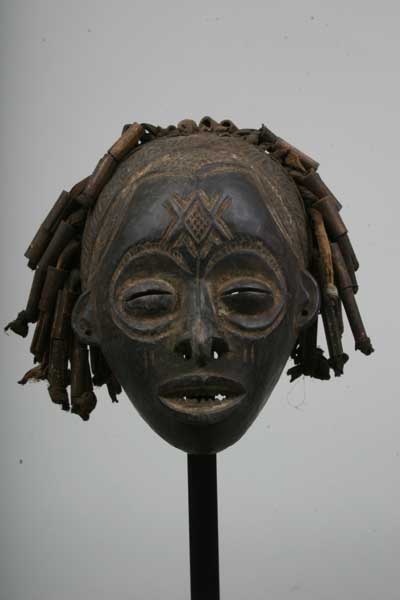 Tchokwé(masque), d`afrique : Rép. dém. Congo (Zaire), statuette Tchokwé(masque), masque ancien africain Tchokwé(masque), art du Rép. dém. Congo (Zaire) - Art Africain, collection privées Belgique. Statue africaine de la tribu des Tchokwé(masque), provenant du Rép. dém. Congo (Zaire), 801/5262.masque Pwo Tchokwé; h.31cm. bois ,fibres, fer. patine noire. Il représente la mère ou la femme idéale.Sa coiffure est faite de raphia et de petits tubes en bois(clochettes) Il a des scarifications sur les joues et le haut front.Il sème la fertilité là oú il dance.1ère moitié du 20eme sc.(Minga)

Tchokwe Phwo masker.31cm.h. Hij stel t de ideale moeder of vrouw voor.De haartooi is gemaakt met raphia ,kleine houtenbuisjes  die dienst doen als klokjes.In het gelaat en op het voorhoofd zijn scarificaties .Waar hij danst zaait hij de vruchtbaarheid.Hout met zwarte patina,raffia,houten  bambou buisjes, vezezls ,ijzer.1ste helft 20ste eeuw.










. art,culture,masque,statue,statuette,pot,ivoire,exposition,expo,masque original,masques,statues,statuettes,pots,expositions,expo,masques originaux,collectionneur d`art,art africain,culture africaine,masque africain,statue africaine,statuette africaine,pot africain,ivoire africain,exposition africain,expo africain,masque origina africainl,masques africains,statues africaines,statuettes africaines,pots africains,expositions africaines,expo africaines,masques originaux  africains,collectionneur d`art africain