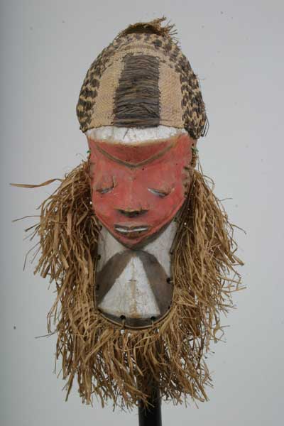 Pende (masque), d`afrique : Rép. dém. Congo (Zaire), statuette Pende (masque), masque ancien africain Pende (masque), art du Rép. dém. Congo (Zaire) - Art Africain, collection privées Belgique. Statue africaine de la tribu des Pende (masque), provenant du Rép. dém. Congo (Zaire), 849 Masque Pende Kiwoyo-muyombo.Ils ont des yeux regardant vers le bas,le nez triangulaire,une longue barbe.Pende du Kwango. h.35cm.bois léger,tissu en raffia,fibres,pigments rouge ,blanc et noir
milieu du 20eme sc.(Minga)

Pende masher 35cm.h..Kiwoyo-Muyombo genoemd.De ogen zijn naar beneden gericht, een platte neus en een lange baard.Pende van de Kwango.Zacht hout,raphia vezels en stof.rode,witte en zwarte pigmenten.Midden de 20ste eeuw.






. art,culture,masque,statue,statuette,pot,ivoire,exposition,expo,masque original,masques,statues,statuettes,pots,expositions,expo,masques originaux,collectionneur d`art,art africain,culture africaine,masque africain,statue africaine,statuette africaine,pot africain,ivoire africain,exposition africain,expo africain,masque origina africainl,masques africains,statues africaines,statuettes africaines,pots africains,expositions africaines,expo africaines,masques originaux  africains,collectionneur d`art africain