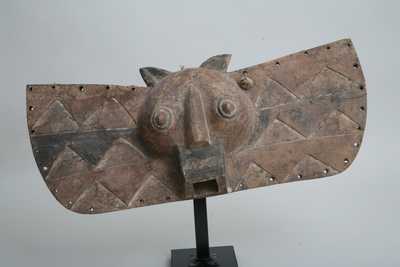 Bwa  (masque), d`afrique : Mali, statuette Bwa  (masque), masque ancien africain Bwa  (masque), art du Mali - Art Africain, collection privées Belgique. Statue africaine de la tribu des Bwa  (masque), provenant du Mali, Masque chouette Bwa h.28cm.x.64cm.L.Les trois cent mille Bwa sont dispersés entre le Mali et Burkina Faso. Les masques les plus connus  sont les masques animaliers étirés papillons et chouettes comme içi.1ère moitié du 20eme sc.
(Sibiry). art,culture,masque,statue,statuette,pot,ivoire,exposition,expo,masque original,masques,statues,statuettes,pots,expositions,expo,masques originaux,collectionneur d`art,art africain,culture africaine,masque africain,statue africaine,statuette africaine,pot africain,ivoire africain,exposition africain,expo africain,masque origina africainl,masques africains,statues africaines,statuettes africaines,pots africains,expositions africaines,expo africaines,masques originaux  africains,collectionneur d`art africain